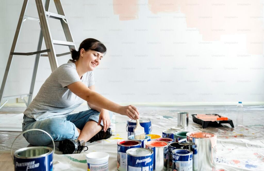 Femme réalisant des travaux dans un immeuble