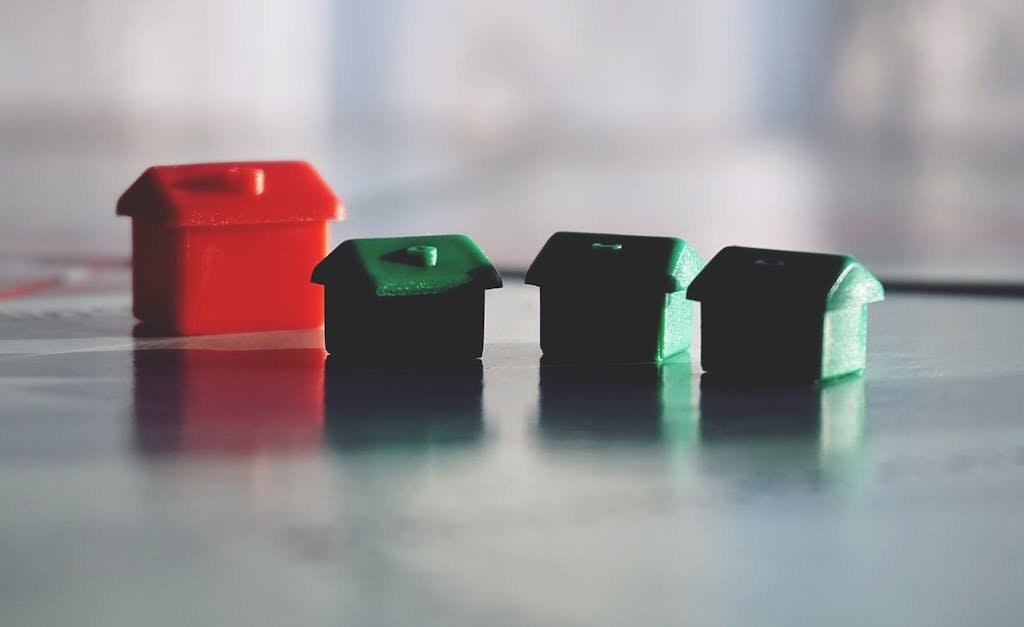 Ensemble de 4 immeubles du jeu Monopoly qui représentent le patrimoine immobilier global du contribuable