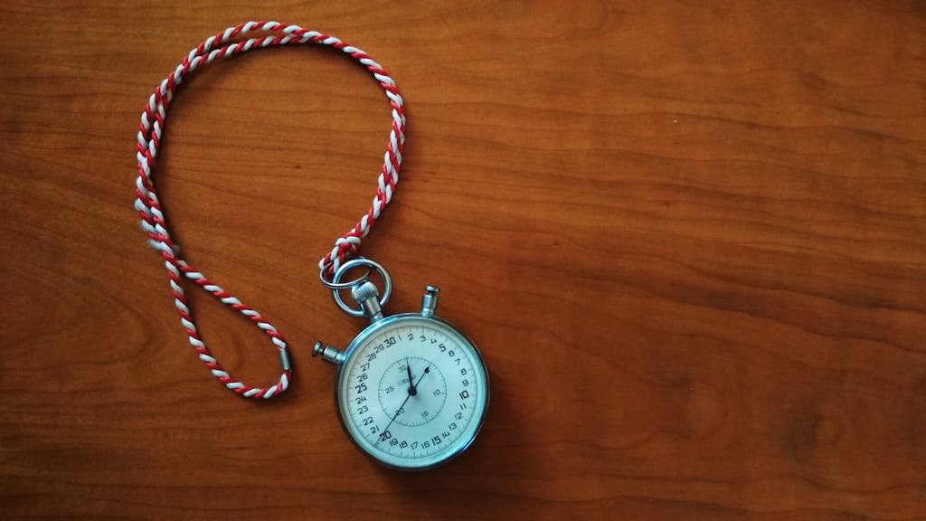 Chronomètre posé sur une table, qui représente le temps qui passe dans une opération de cession en viager ou en vente à terme.