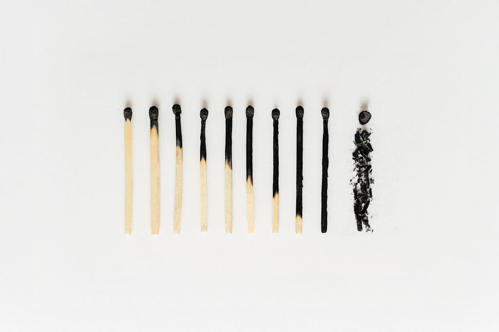Photo minimaliste montrant une série d’allumettes pour symboliser le décès et la transmission par succession.