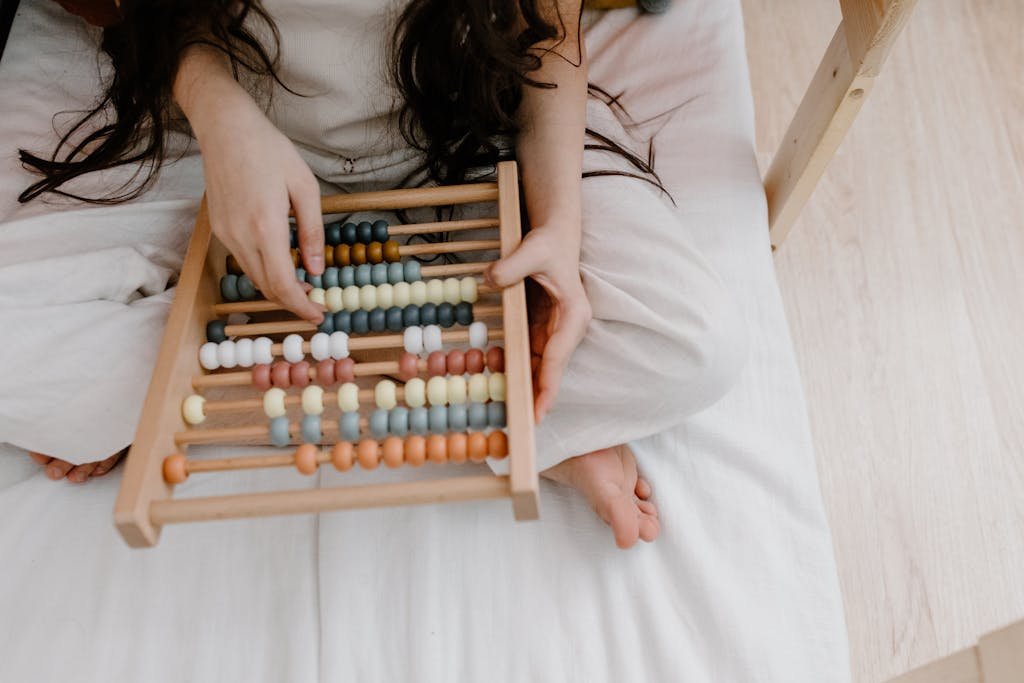 Un enfant utilise un boulier pour apprendre les mathématiques pour représenter les calculs d’un investissement en viager : de la rente et du bouquet.